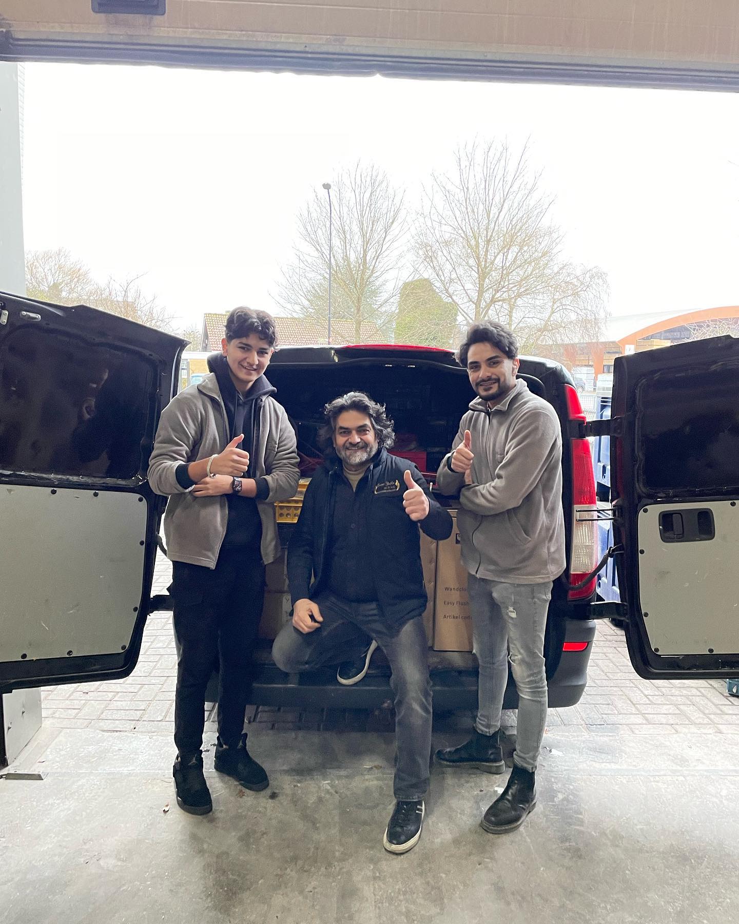 Osman Avcı met twee medewerkers bij de volgeladen bus in Ermelo